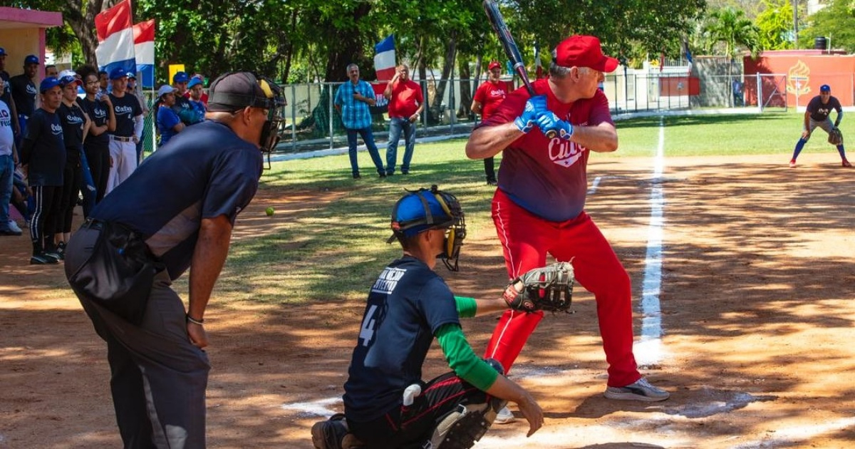 Critican juego de pelota de Díaz-Canel © Twitter/Presidencia de Cuba