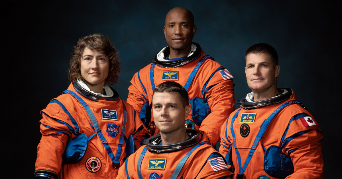 De izquierda a derecha los astronautas Christina Koch, Reid Wiseman (sentado), Victor Glover y Jeremy Hansen © Facebook / NASA