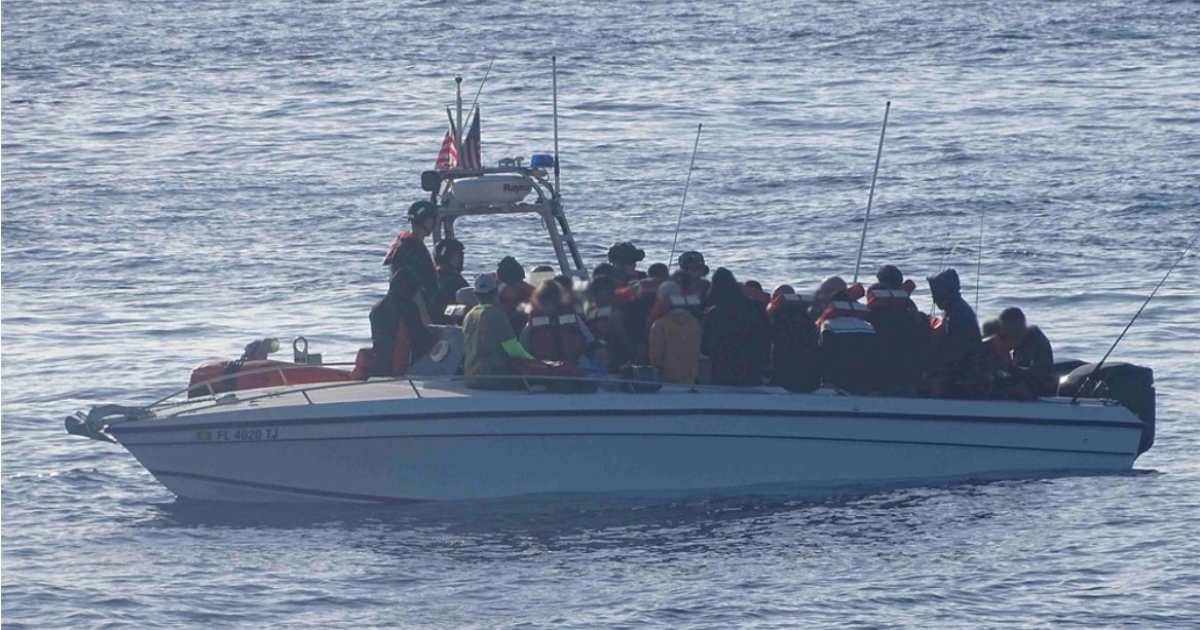 Embarcación con migrantes cubanos © Twitter / USCGSoutheast