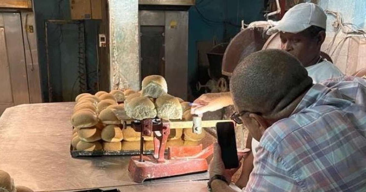 Inspectores comprueban el peso del pan © Epia La Habana / Facebook