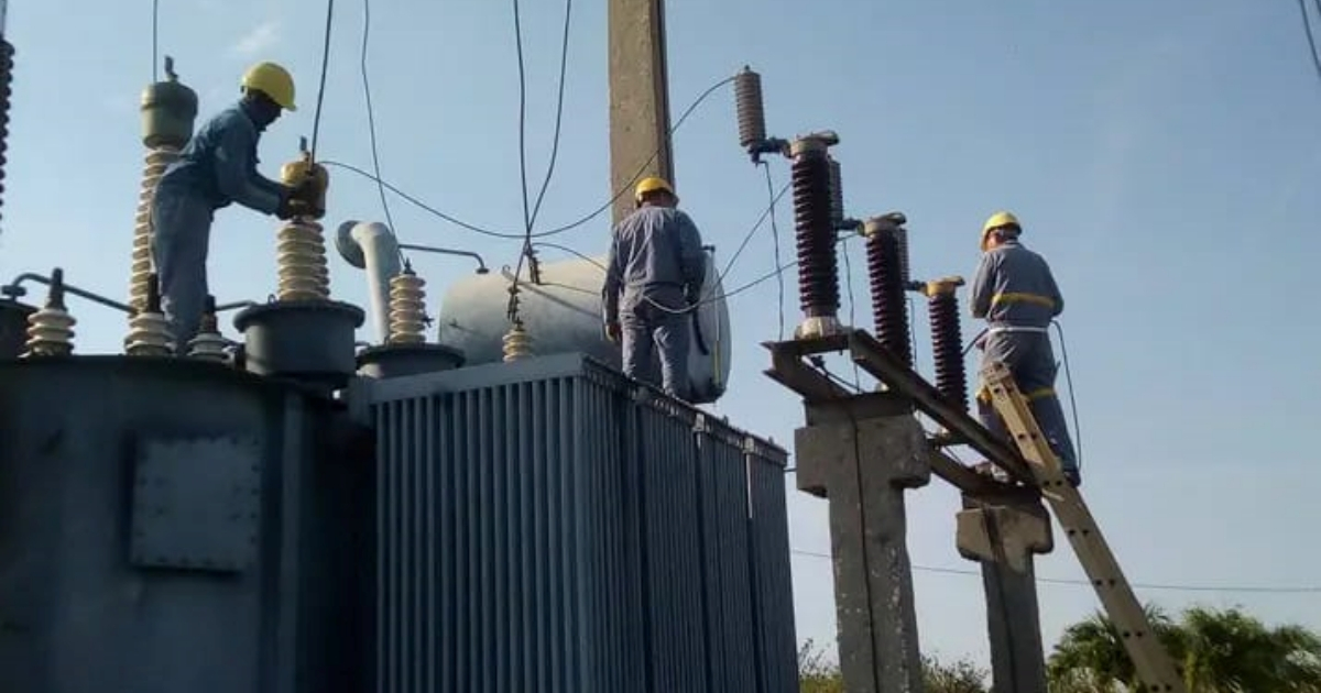 Electricistas en Cuba © Facebook / UNE Cuba