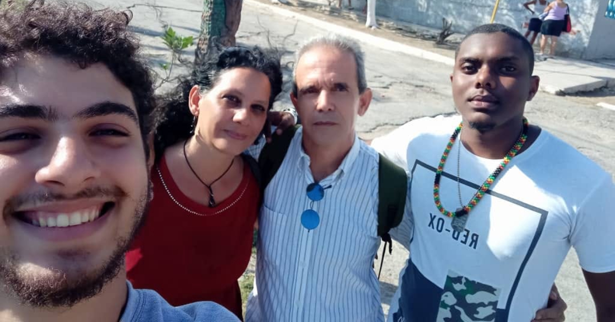 Al centro Fernández Era con su esposa, y jóvenes que acudieron a darle apoyo a la estación de Aguilera © Jorge Fernández Era / Facebook