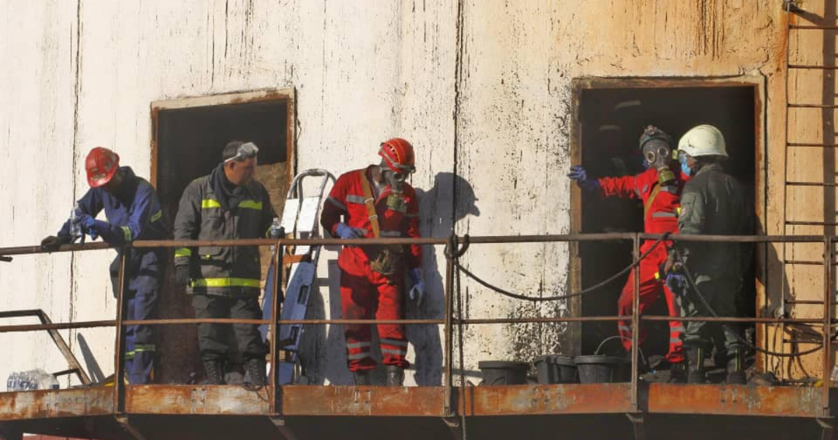 Trabajos de rescate en chimenea de la termoeléctrica Antonio Guiteras © Facebook / José Miguel Solís