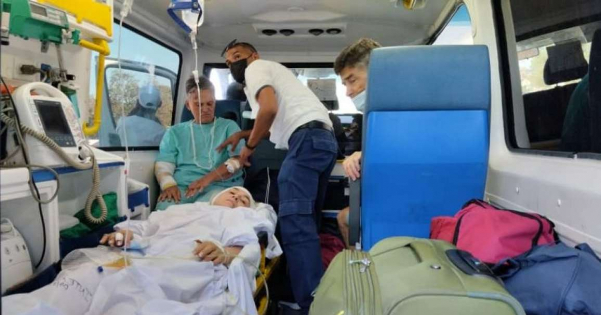 Turistas heridos son trasladados en una ambulancia © Escambray / Arturo Delgado