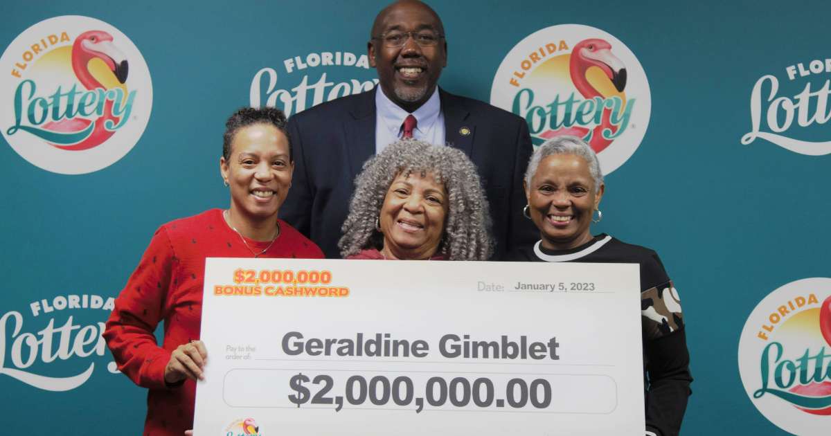 Geraldine Gimblet y su hija posan con un billete simbólico © Twitter / Florida Lottery