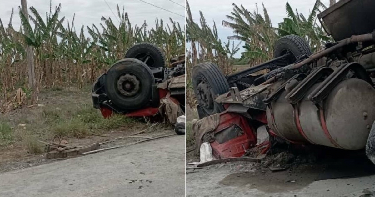 Camión volcado en carretera de Mayarí © ACCIDENTES BUSES & CAMIONES por más experiencia y menos víctimas! / Facebook / Randy Peña Leyva