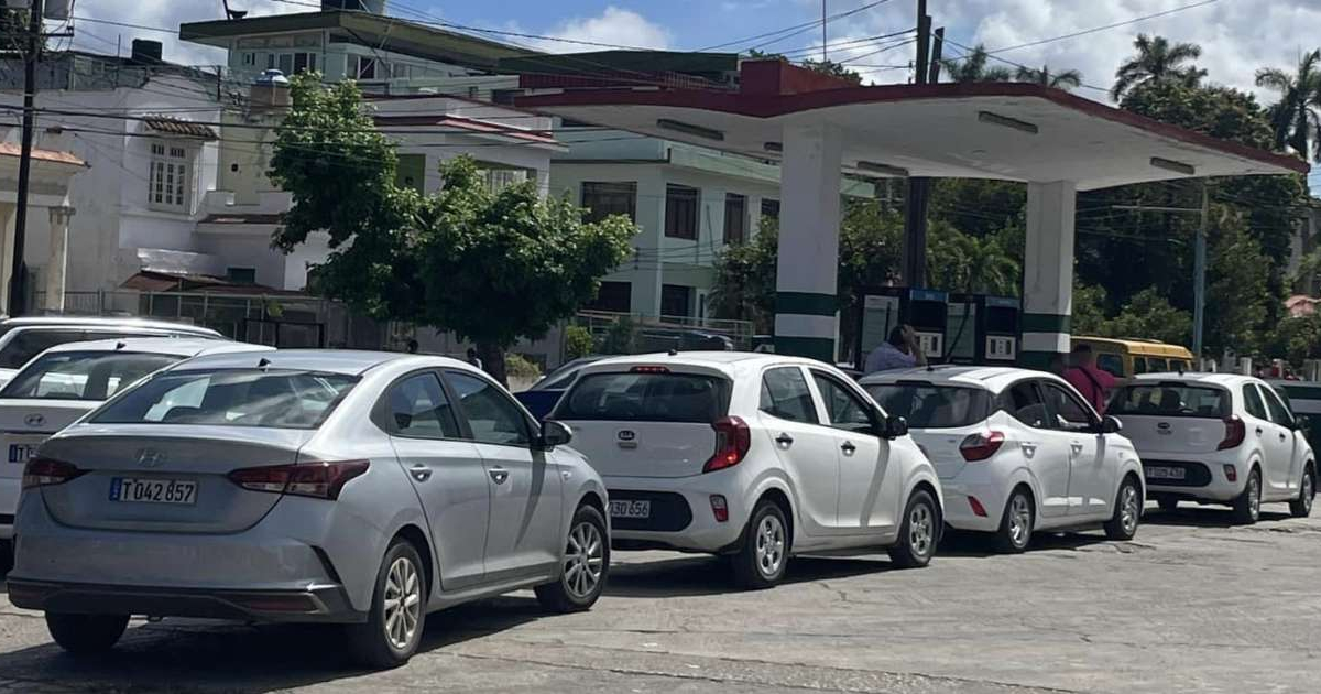 Cola de autos de turismo para abastecer combustible en La Habana © Marisela Alfonso Madrigal / Facebook