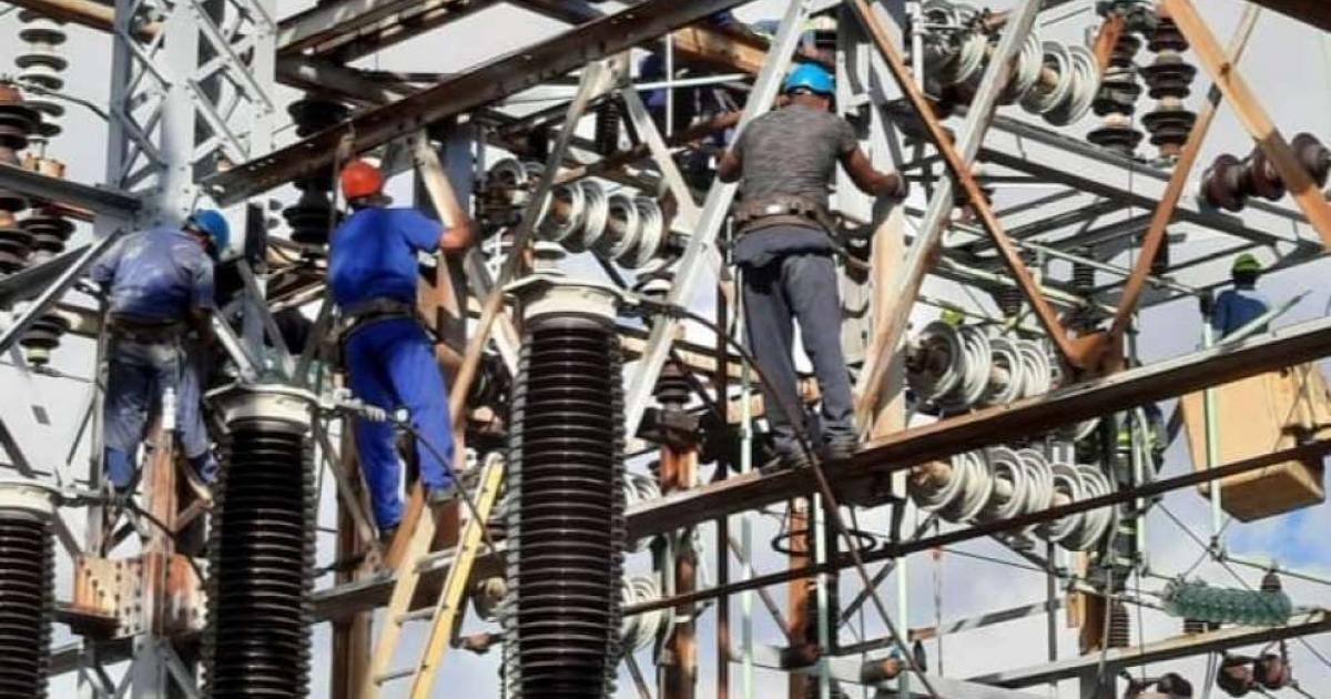 Trabajadores de la Empresa Eléctrica de La Habana © Unión Eléctrica UNE / Facebook