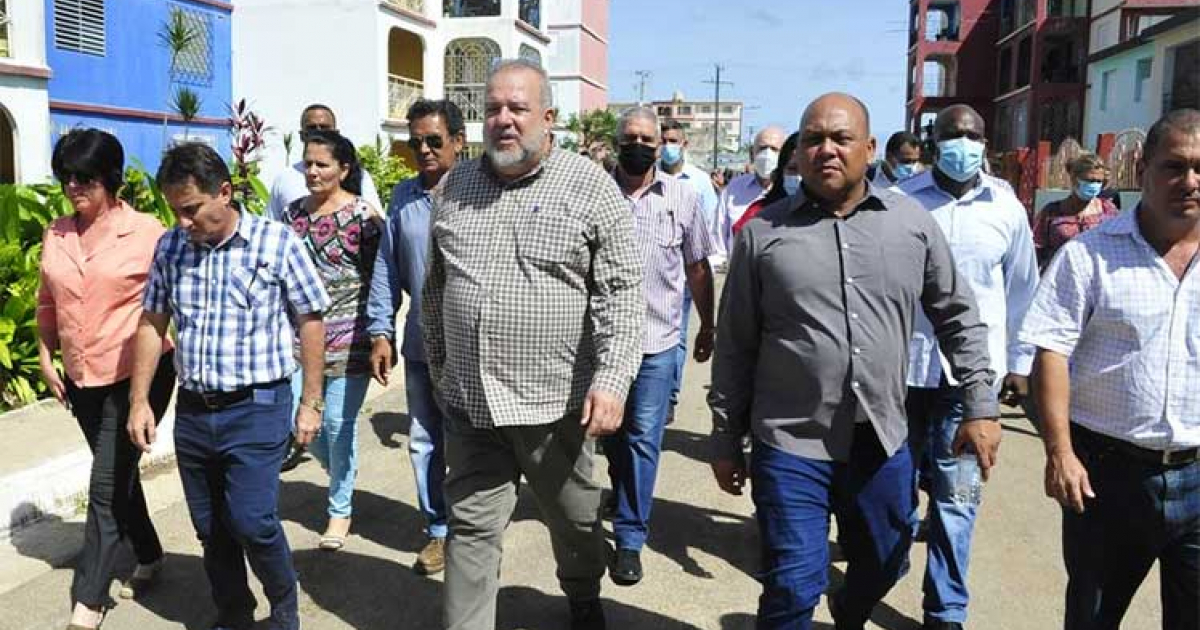 Manuel Marrero, al centro y con barba © ACN