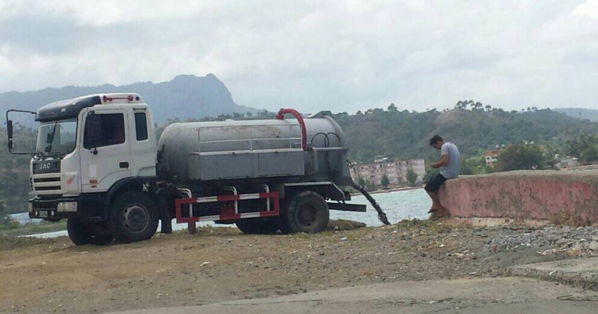 Camión vierte residuos en Baracoa © Facebook Porfi Correa López