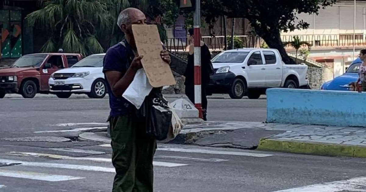 Anciano cubano pidiendo comida en la calle © Dracarys Biatches / Facebook