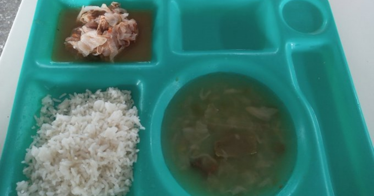 Sopa de col con arroz blanco © Twitter / El Pirata Web.