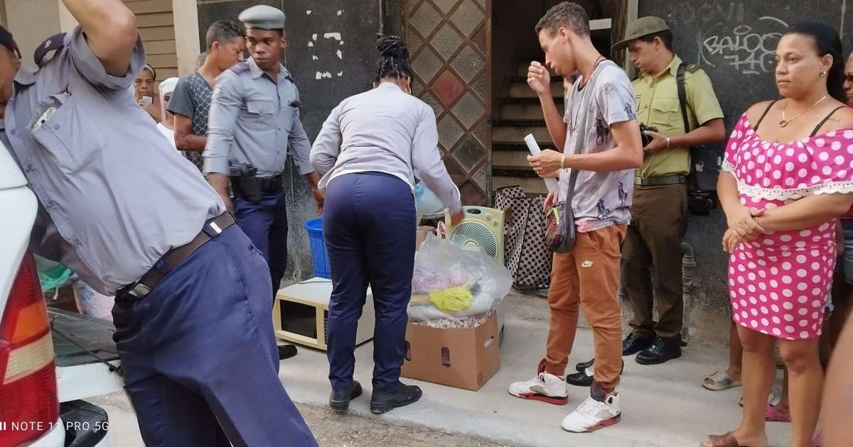 Policías entregando artículos robados en una casa © El Cubano Fiel / Facebook