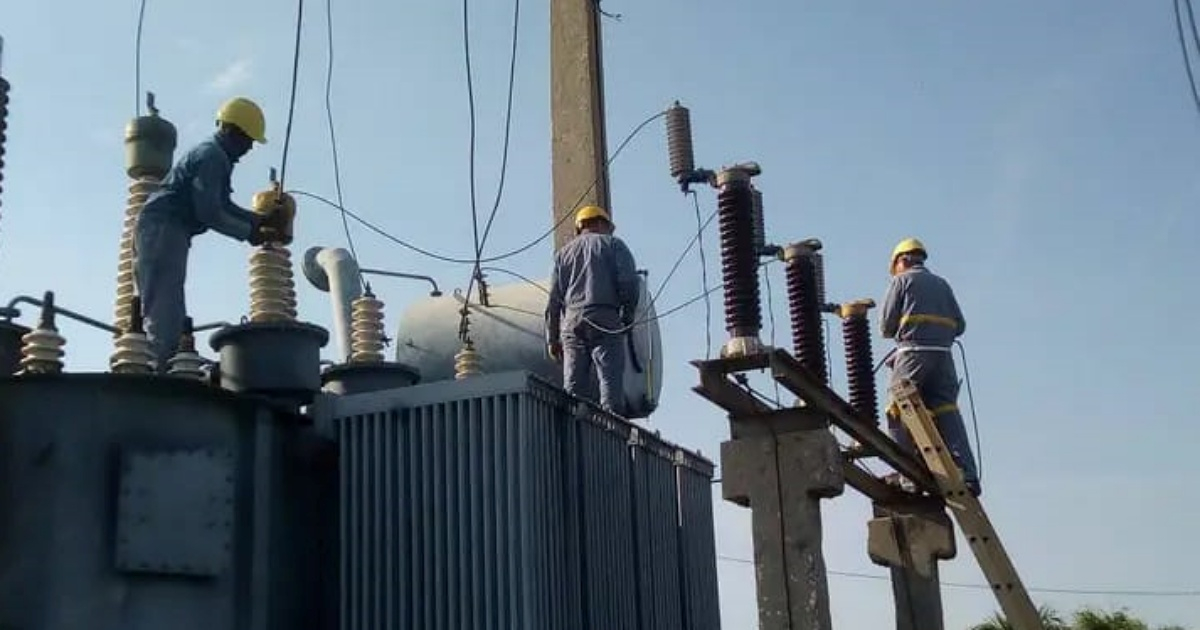 Trabajo en subestación eléctrica © Facebook/UNE