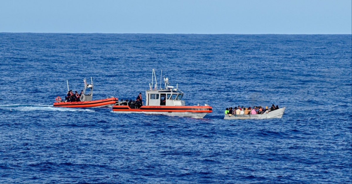 Balseros cubanos detenidos en el mar © Twitter / USCGSoutheast