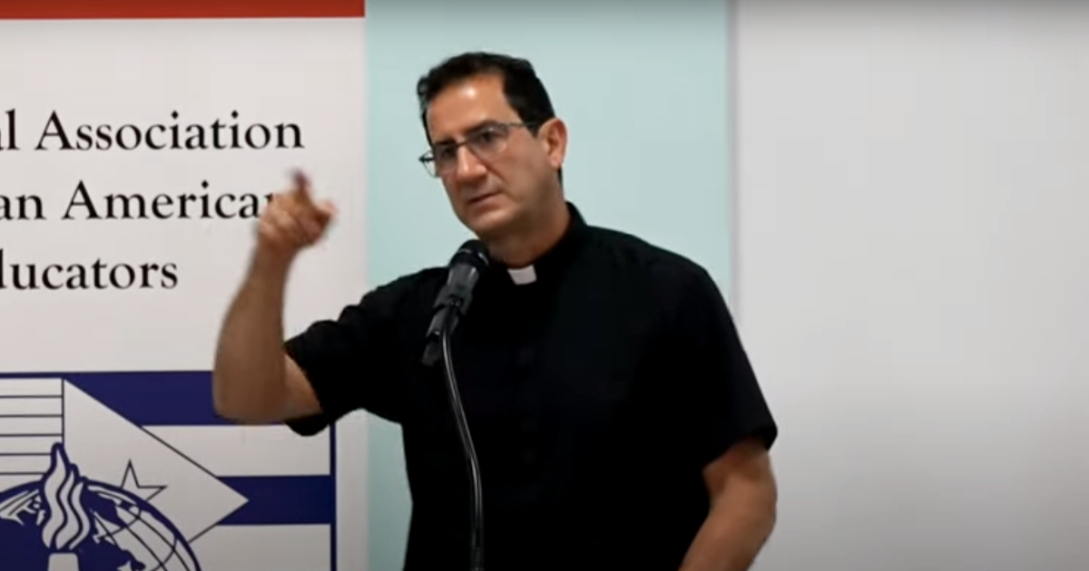 El sacerdote cubano Alberto Reyes © Captura de video YouTube / Wenceslao Cruz