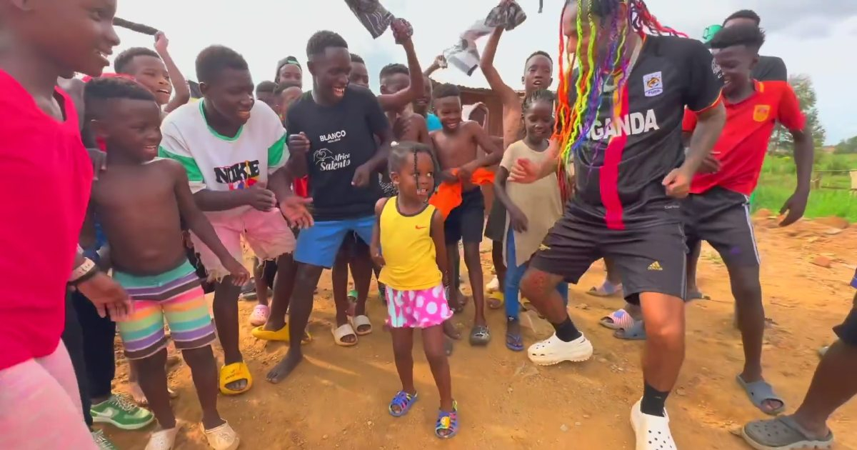 Tekashi y niños de Uganda en videoclip de "Wapae" © YouTube / Tekashi 6ix9ine 