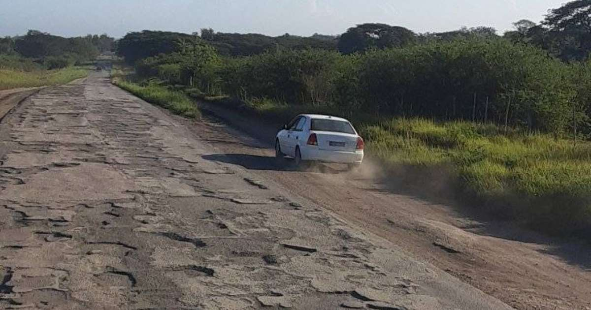 Carretera deteriora entre Camagüey y Las Tunas (imagen de referencia) © Facebook / Carlos Alberto Torres