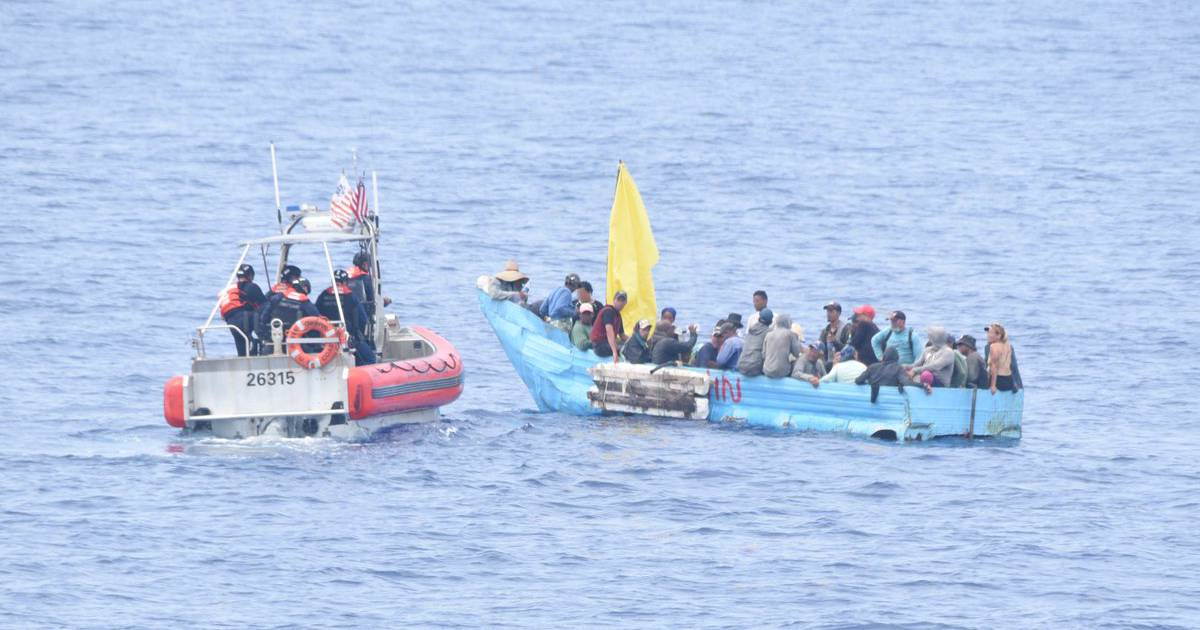 Balseros interceptados frente a Bahamas © USCGSoutheast / Twitter