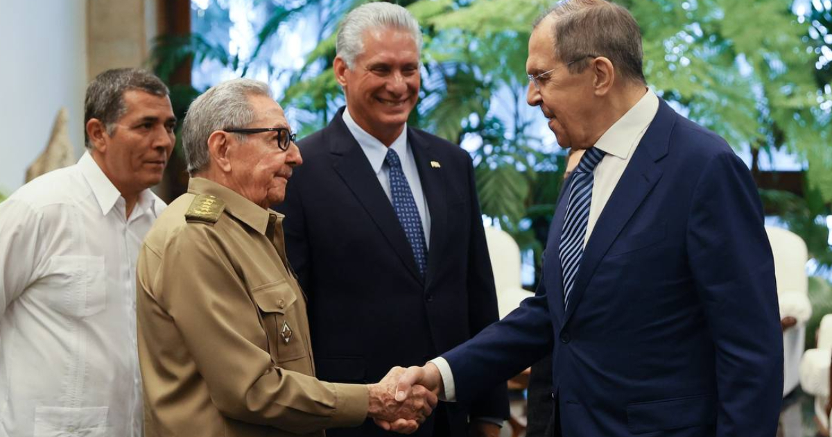 Raúl Castro, Díaz-Canel y Serguéi Lavrov © Miguel Díaz-Canel Bermúdez / Twitter