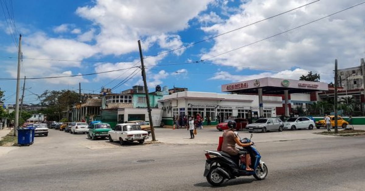 Colas para comprar gasolina en servicentro cubano © Cubadebate