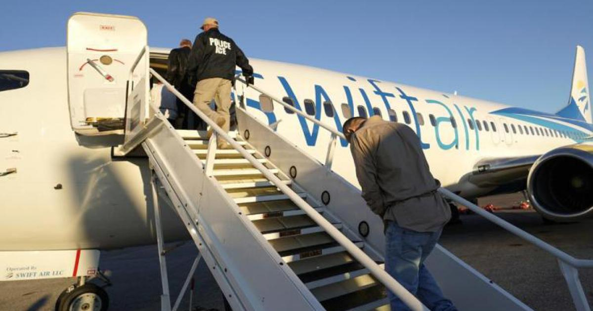 Imagen referencial de un vuelo con deportados © ICE