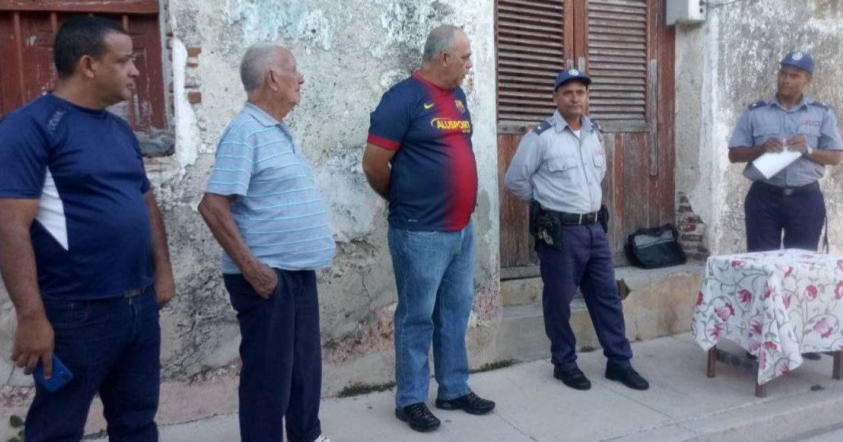 Policías con residentes de barrio en Gibara © Facebook/ Gibaravisión