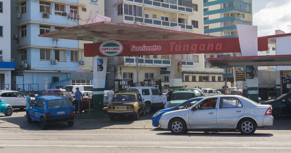 Cola en gasolinera Tángana (imagen de archivo) © CiberCuba