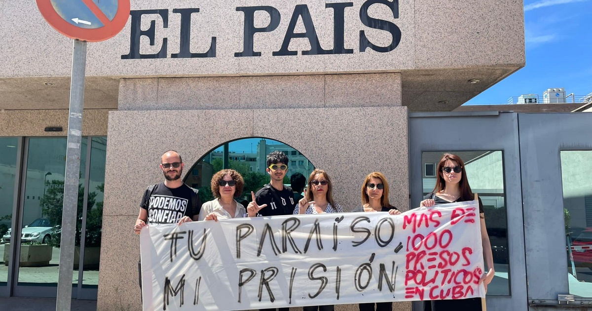 Activistas entregan carta de protesta al periódico El País. © Facebook/Carolina Barrero