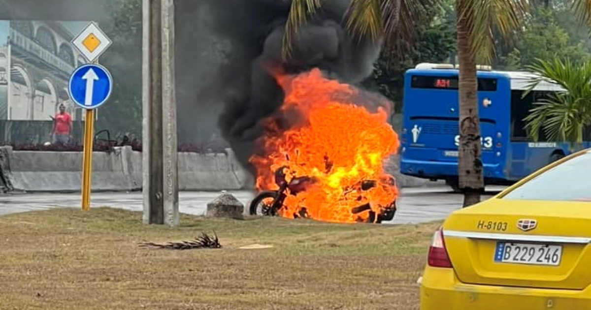 Moto se incendia en la Habana © Facbeook/Maylin Dorta