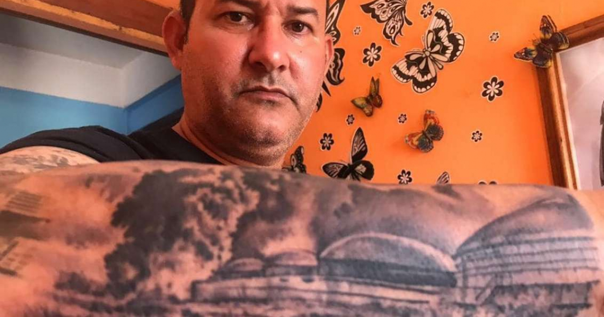 Bombero muestra el tatuaje en su brazo © Bomberos Cubanos / Facebook