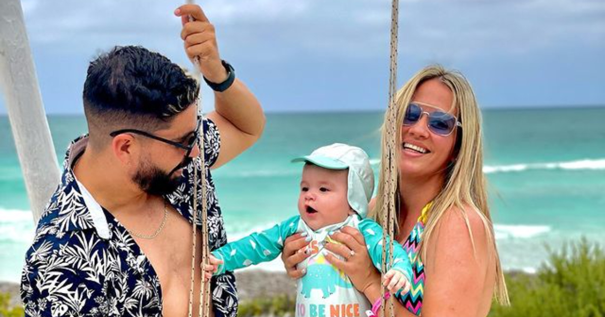 Alejandro Cuervo y Arletis Rodríguez con su niño Bastian en la playa © Instagram / Alejandro Cuervo 