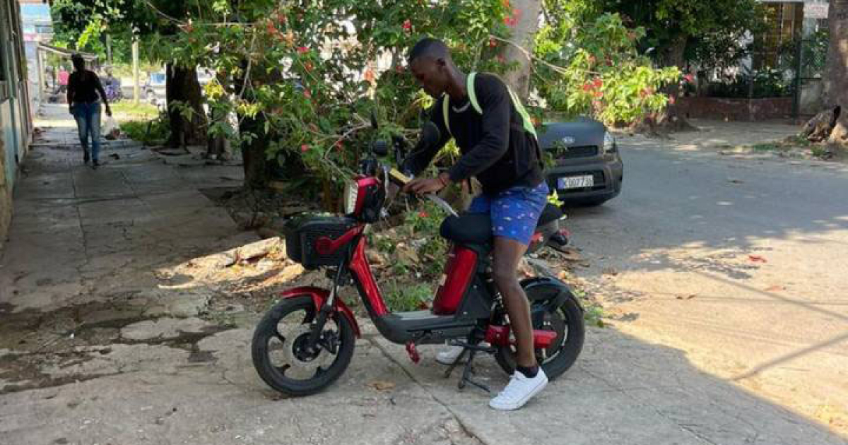 Ladrón que robó una moto en cafetería de La Habana © Facebook / Madres cubanas por un mundo mejor