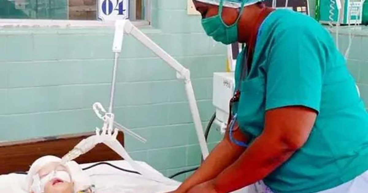 Enfermera atiende a bebé lesionada en accidente de tránsito en Guantánamo © Facebook/Hospital Pediátrico Pedro A. Pérez