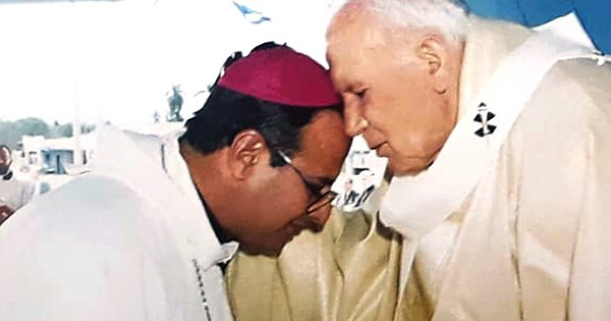 Monseñor Carlos de Jesús Patricio y el papa Juan Pablo II © Facebook / Ermita de la Caridad