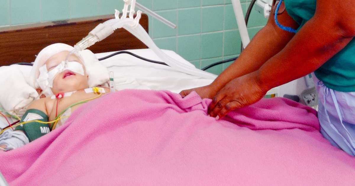 Enfermera atiende a bebé lesionada en accidente de tránsito en Guantánamo © Facebook / Hospital Pediátrico Pedro A. Pérez