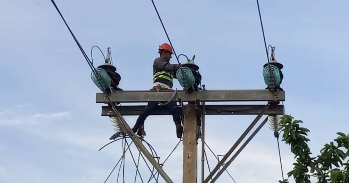 Trabajador de la Unión Eléctrica de Cuba (Imagen referencial) © Unión Eléctrica UNE / Facebook