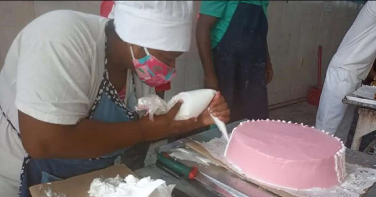 Trabajadora de una dulcería monta un cake (Imagen de referencia) © Tribuna de La Habana