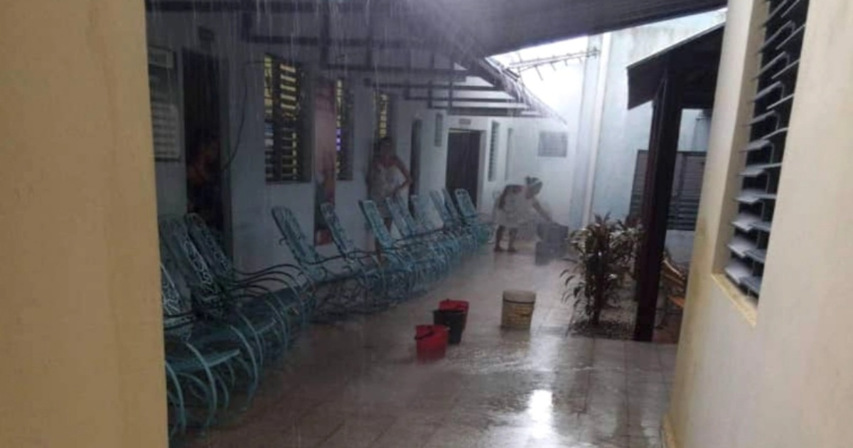 Embarazadas en Camagüey recolectando agua de lluvia para bañarse © Captura/Diario de Cuba
