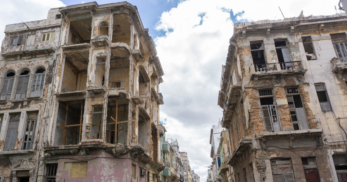 Edificios en la Calle San Lázaro, La Habana © CiberCuba