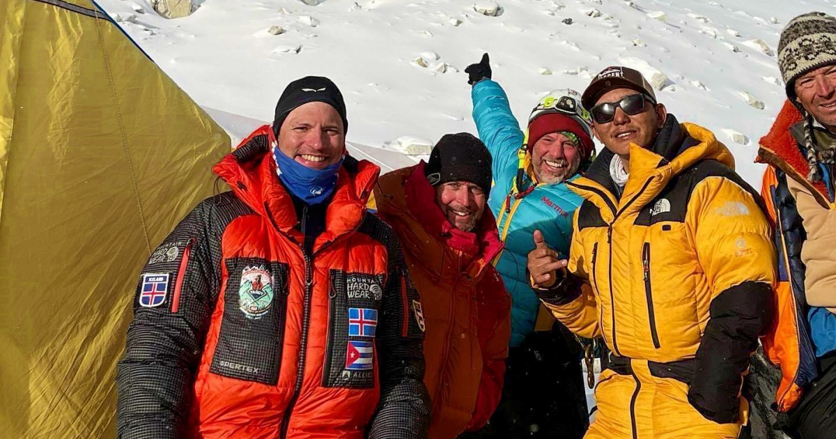 Yandy Núñez Martínez (primero de la izquierda) © Facebook/Ascent Himalayas