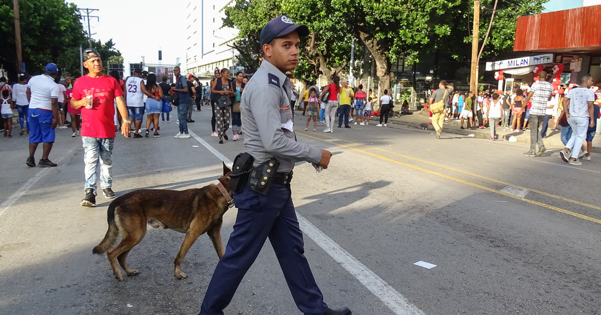 Policía con perro en La Habana © CiberCuba