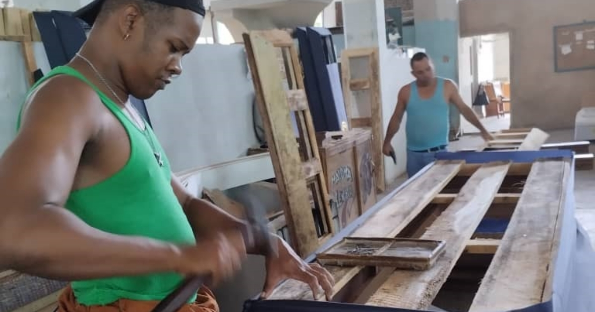 Fabricacion de ataúdes en Santiago de Cuba © Periódico Sierra Meastra