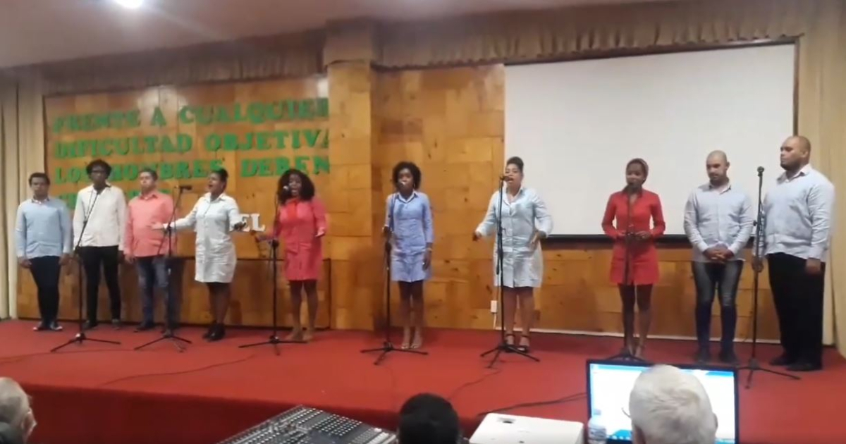 Coro Academia Nacional de Canto Mariana de Gonich en Labiofam © Facebook LABIOFAM 