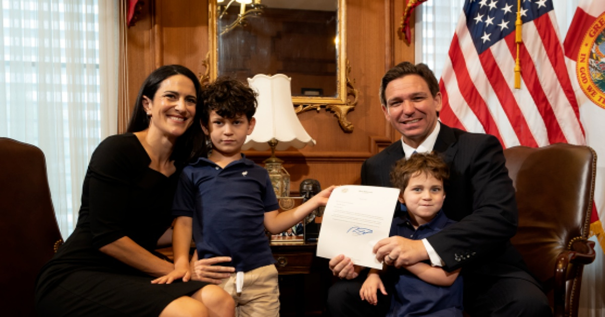 La jueza Sasso y sus hijos junto al gobernador DeSantis. © Gobierno de Florida