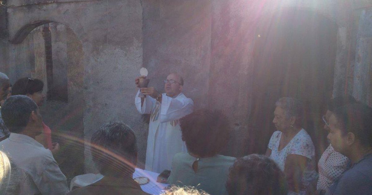 El sacerdote Eliosbel Pereira durante una misa © Facebook / Arzobispado de Santiago de Cuba