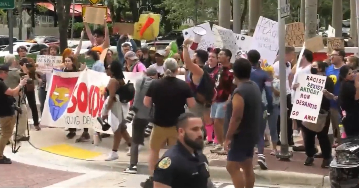 Mnifestación contra Ron DeSantis © Captura de video / Telemundo 51