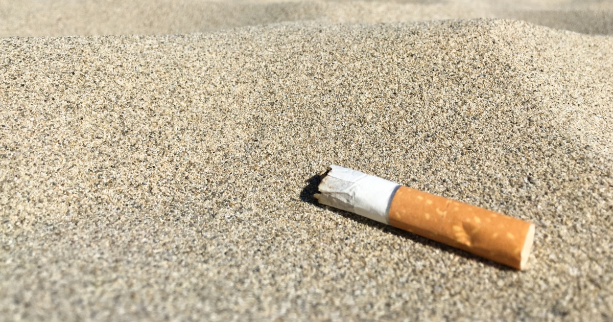 Cigarrillo en la playa © publicdomainpictures.net / Petr Kratochvil