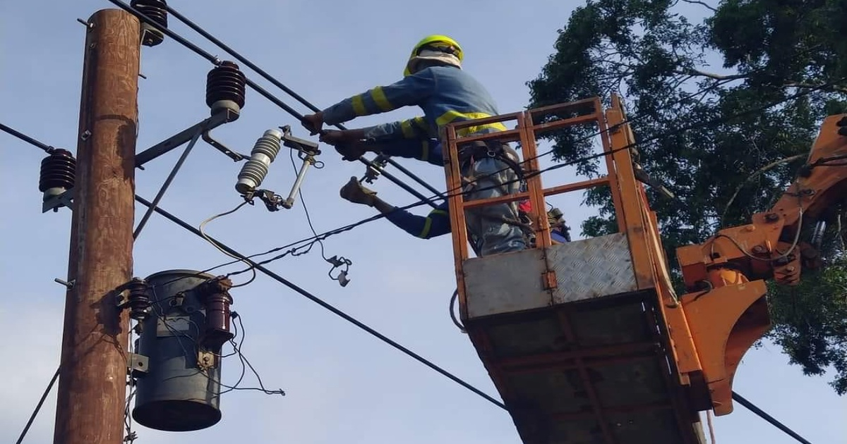 Reparaciones de redes eléctricas (imagen de referencia) © Facebook/UNE