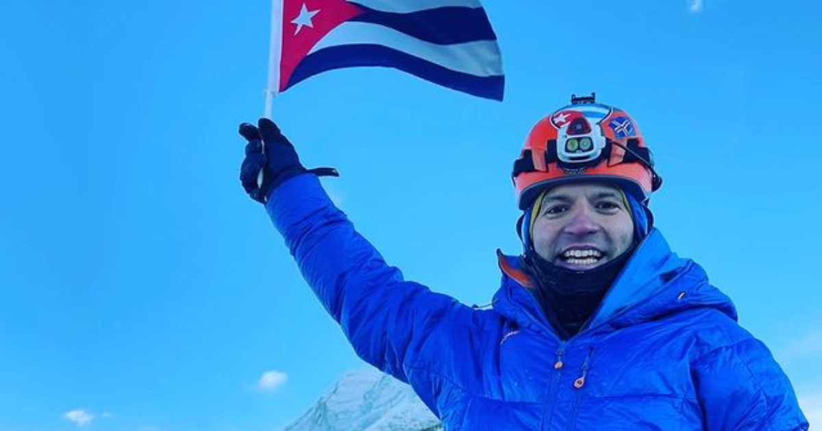 Yandy Núñez en la cima de Lobuche Peak © Instagram / the_cuban_mountaineer